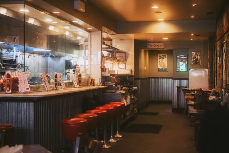 Stubbornly Simple: The Independent Burger Joints Winning by Refusing to Play Along